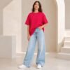camiseta-oversized-feminina-vermelho-escuro-05-modelo-frente-alternativa