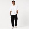 camiseta-oversized-masculina-branca-02-modelo-frente-tres-quartos