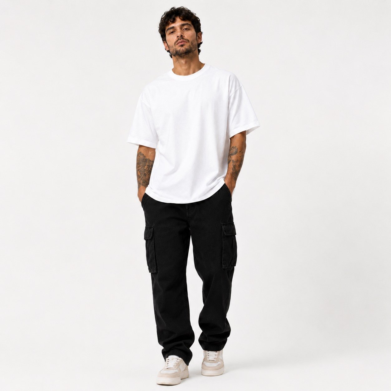 camiseta-oversized-masculina-branca-02-modelo-frente-tres-quartos