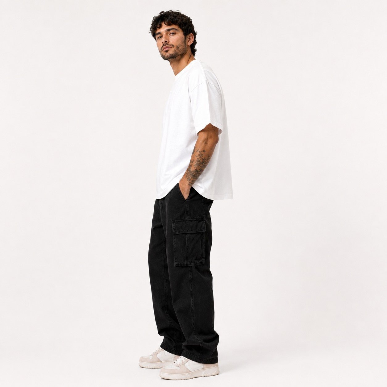 camiseta-oversized-masculina-branca-05-modelo-lateral