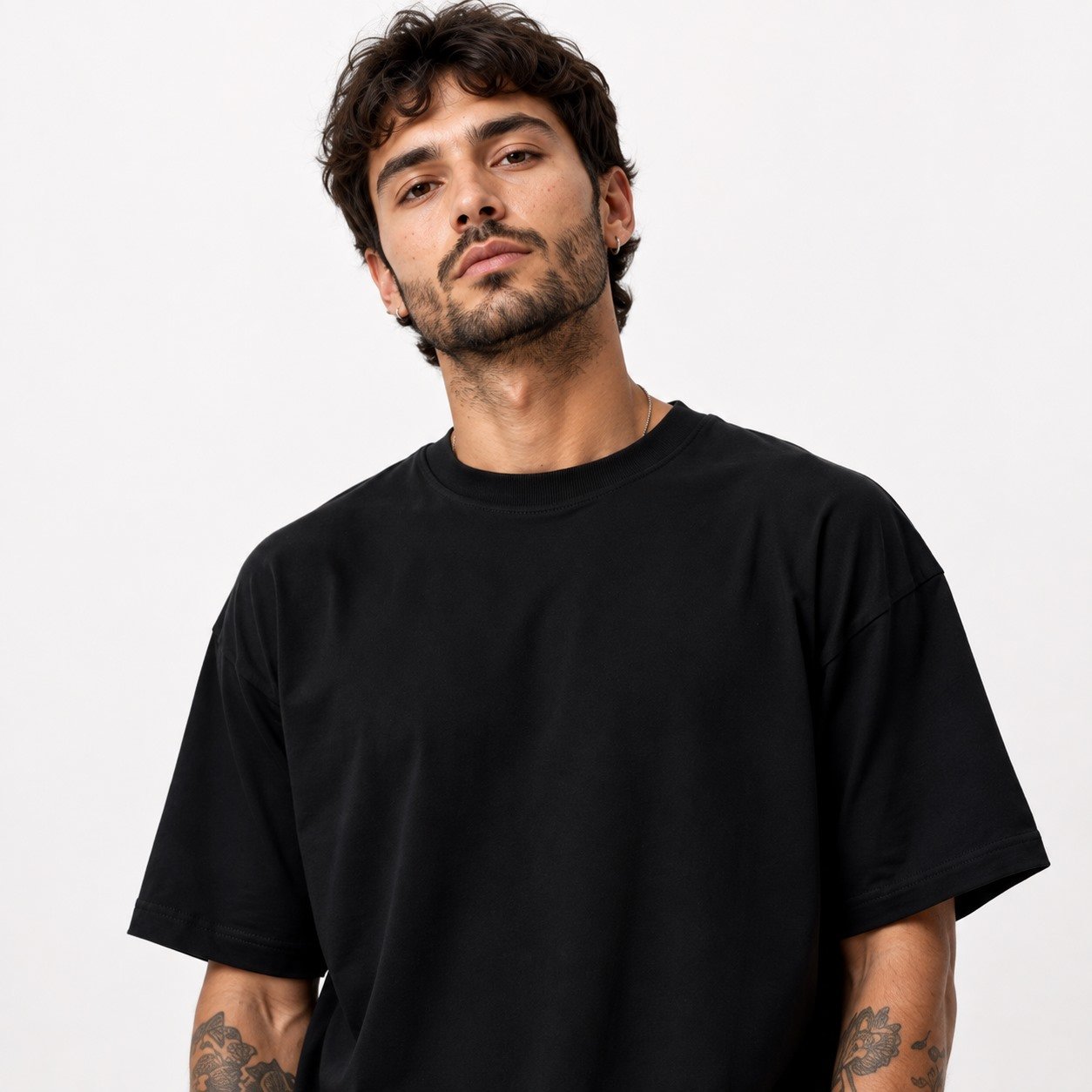 camiseta-oversized-masculina-preta-04-close-gola-ribana