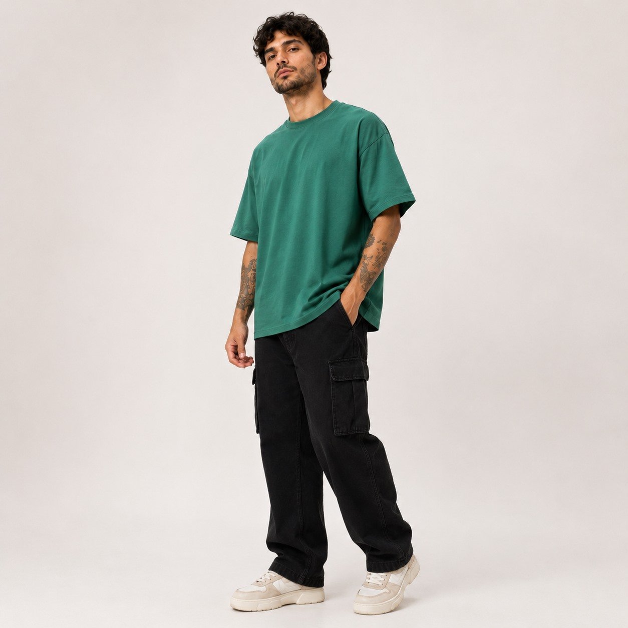camiseta-oversized-masculina-verde-petroleo-02-modelo-frente-tres-quartos