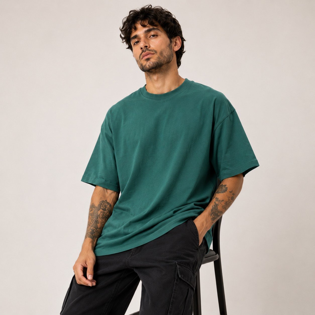 camiseta-oversized-masculina-verde-petroleo-05-modelo-lifestyle