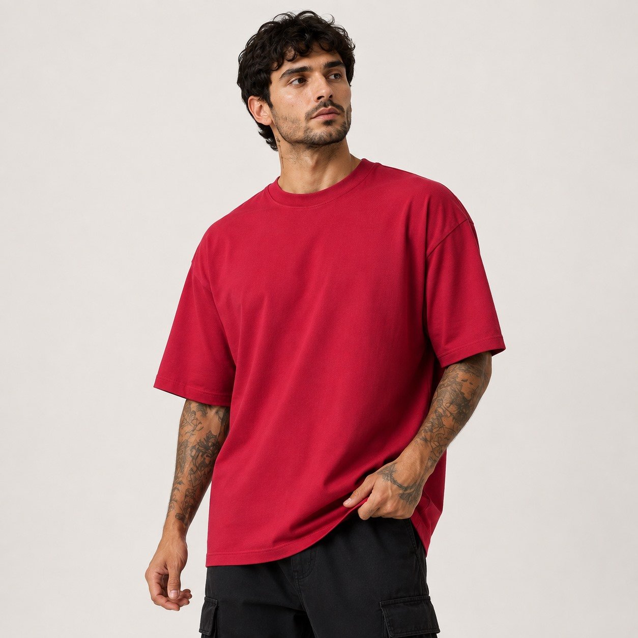 camiseta-oversized-masculina-vermelho-escuro-02-modelo-frente-tres-quartos