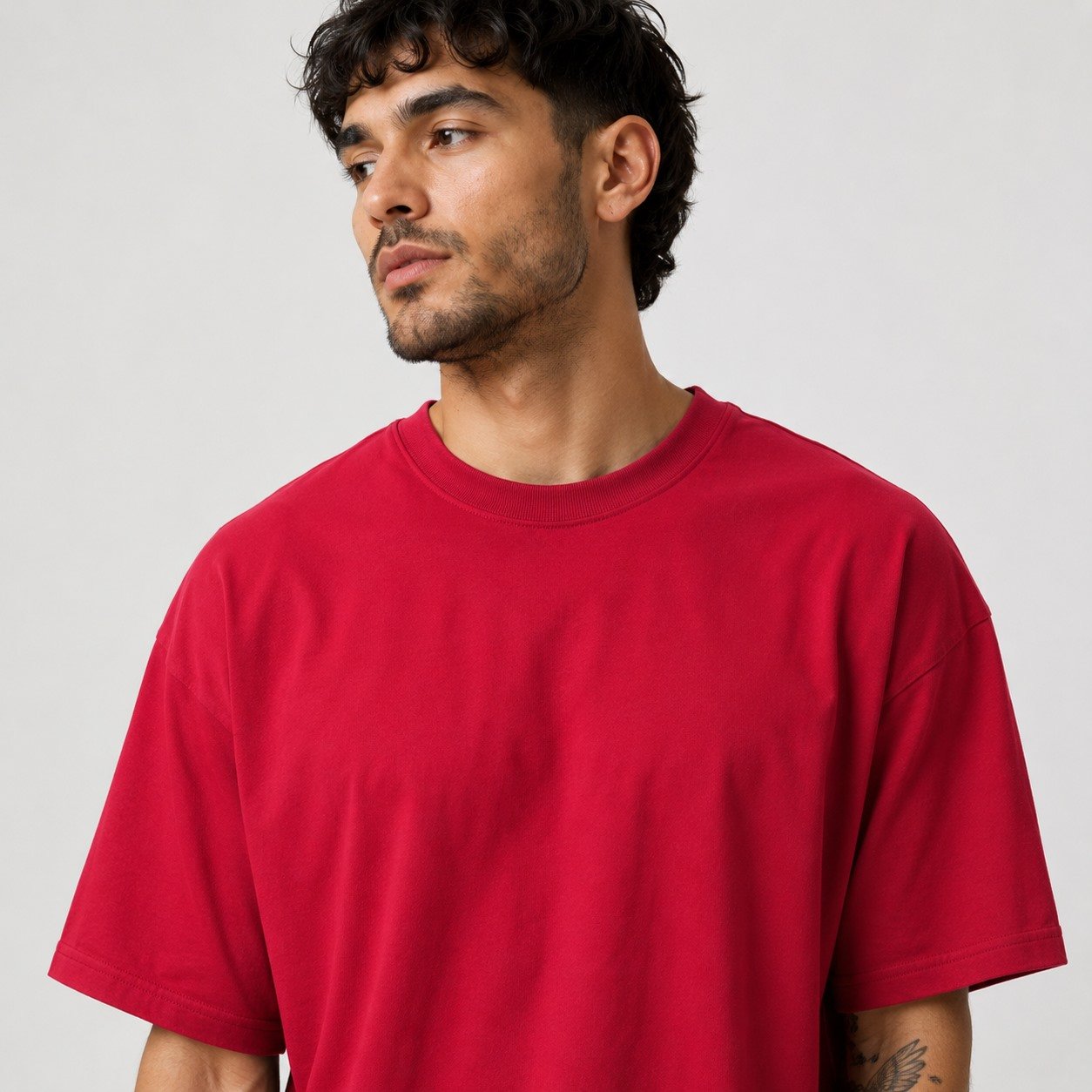 camiseta-oversized-masculina-vermelho-escuro-04-close-gola-ribana