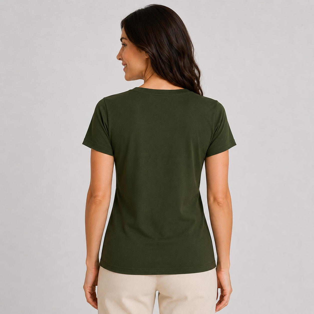 gola-v-verde-militar-modelo-costas