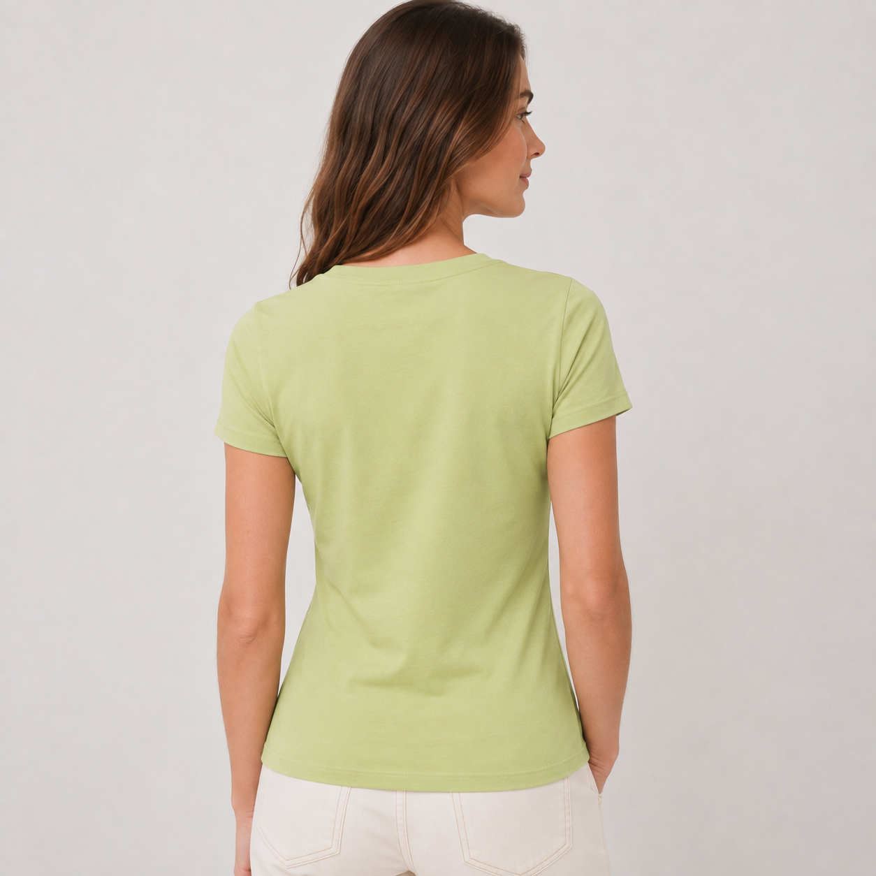 gola-v-verde-pistache-modelo-costas